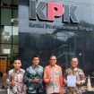 Pengurus IWPI menunjukkan bukti pelaporan dugaan korupsi pengadaan aplikasi pajak Coretax di KPK, Jakarta. (Indonesiawatch.id/Ist)
