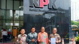 Pengurus IWPI menunjukkan bukti pelaporan dugaan korupsi pengadaan aplikasi pajak Coretax di KPK, Jakarta. (Indonesiawatch.id/Ist)