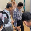 Tim SIRI Kejagung menangkap IAS (kemeja kotak-kotak), buronan tersangka korupsi penyertaan modal PT Sulawesi Barat Malaqbi (Perseroda). (Indonesiawatch.id/Dok. Kejagung)