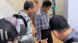 Tim SIRI Kejagung menangkap IAS (kemeja kotak-kotak), buronan tersangka korupsi penyertaan modal PT Sulawesi Barat Malaqbi (Perseroda). (Indonesiawatch.id/Dok. Kejagung)