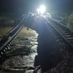 Rel kereta api KM 32+5/7 antara Stasiun Gubug-Karangjati di Desa Papanrejo, Kecamatan Gubug, Kabupaten Grobogan, Jawa Tengah, kembali amblas tergerus arus luapan Sungai Tuntang, Jumat malam, (24/1/2025). (Indonesiawatch.id/Dok. Forum Siaga Bencana Grobogan)