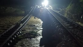 Rel kereta api KM 32+5/7 antara Stasiun Gubug-Karangjati di Desa Papanrejo, Kecamatan Gubug, Kabupaten Grobogan, Jawa Tengah, kembali amblas tergerus arus luapan Sungai Tuntang, Jumat malam, (24/1/2025). (Indonesiawatch.id/Dok. Forum Siaga Bencana Grobogan)