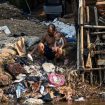 Warga beraktivitas di bantaran kali Ciliwung Manggarai, Jakarta, 25 April 2025. (Foto: Tempo/Tony Hartawan)