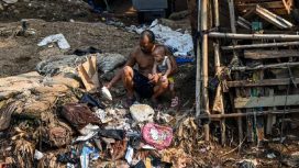 Warga beraktivitas di bantaran kali Ciliwung Manggarai, Jakarta, 25 April 2025. (Foto: Tempo/Tony Hartawan)