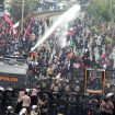Bentrokan Polisi dengan aksi masa 
