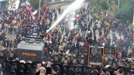 Bentrokan Polisi dengan aksi masa 