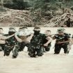TNI di tengah bencana banjir Sumatera.