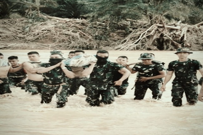 TNI di tengah bencana banjir Sumatera.
