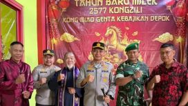 Kapolres Metro Depok Kombes Pol Abdul Waras (tengah) dan jajaran bersama pengurus Kong Miao Genta Kebajikan Pancoran Mas. (Sumber: Diskominfo Depok)
