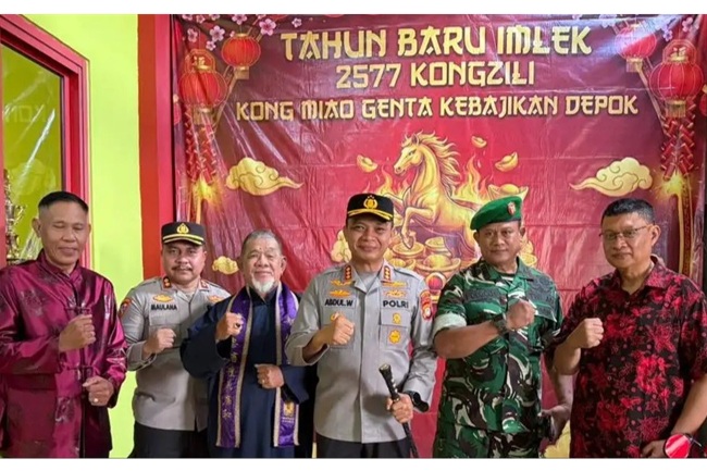 Kapolres Metro Depok Kombes Pol Abdul Waras (tengah) dan jajaran bersama pengurus Kong Miao Genta Kebajikan Pancoran Mas. (Sumber: Diskominfo Depok)