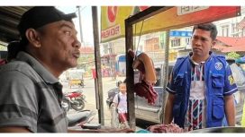 Ketua Umum DPP Gerakan Angkatan Muda Kristen Indonesia (GAMKI) Sahat Martin Philip Sinurat meninjau langsung ke pedangang daging babi, dan jauh lebih bersih daripada pedagang daging ayam. (Sumber: DPP Gamki)