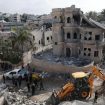 Pasukan keamanan dan penyelamat Israel bekerja di lokasi yang terkena serangan misil Iran di Tamra, Israel, 15 Juni 2025. (Sumber: ANTARA/David Cohen/JINI lewat Xinhua/pri)