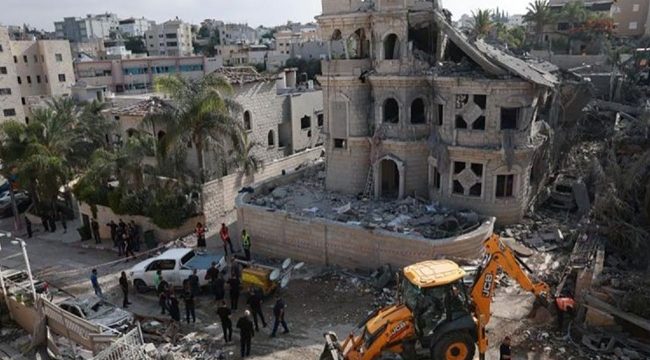 Pasukan keamanan dan penyelamat Israel bekerja di lokasi yang terkena serangan misil Iran di Tamra, Israel, 15 Juni 2025. (Sumber: ANTARA/David Cohen/JINI lewat Xinhua/pri)