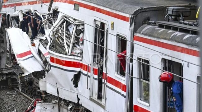 Kecelakaan KRL Commuterline dan KA Argo Bromo Anggrek. Sumber: ANTARA FOTO/Galih Pradipta
